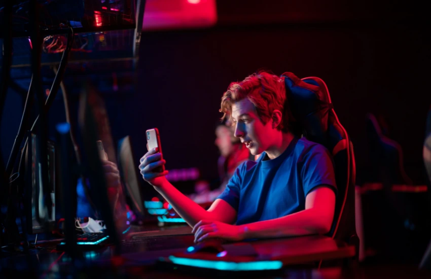 Gamer disfrutando un videojuego con influencia del marketing digital en plataformas online.