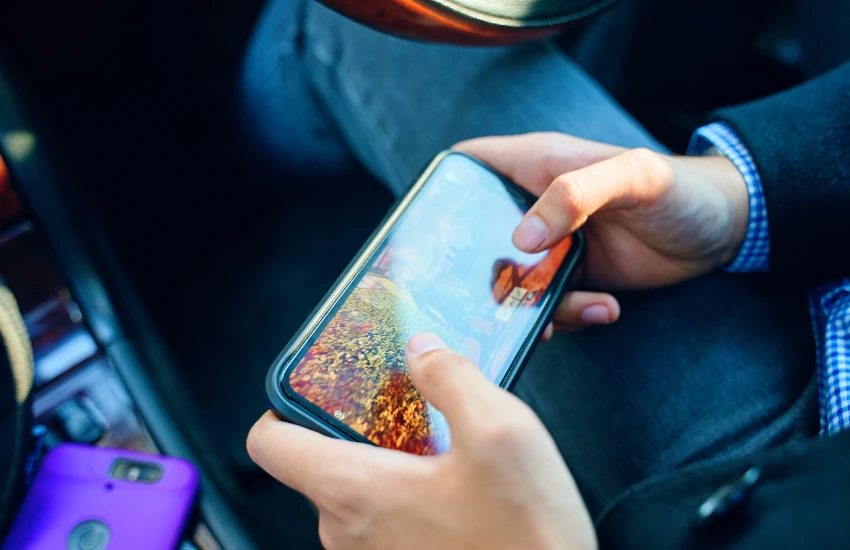 Persona jugando un videojuego de marca en su smartphone, representando el concepto de advergames.
