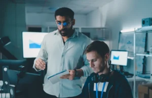 Equipo de trabajo analizando flujos de procesos digitales en una oficina moderna, simbolizando la transición a software a medida.